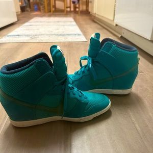 Nike Dunk Sky High Women’s 9 in teal
